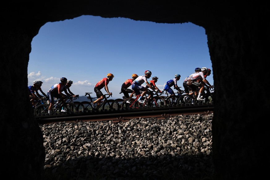 epa10736561 Riders in action on the ascent of Puy de Dome during the 9th stage of the Tour de France 2023, a 184kms race from Saint-Leonard-de-Noblat to Puy de Dome, France, 09 July 2023. EPA/CHRISTOP ...