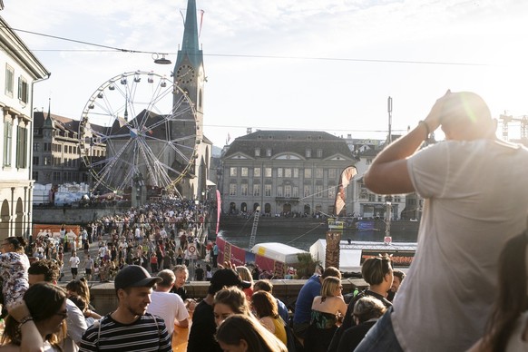 Besucher bewegen sich zwischen Bahnen und Attraktionen am Zueri Faescht, aufgenommen am Samstag, 6. Juli 2019, in Zuerich. An diesem Wochenende werden ueber 2 Millionen Besucherinnen und Besucher in d ...