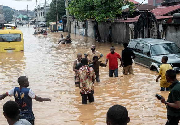 People walk through the flooded streets of Kinshasa, Democratic Republic of Congo Sunday, April 6, 2025. (AP Photo/Samy Ntumba Shambuyi)
Congo Flooding