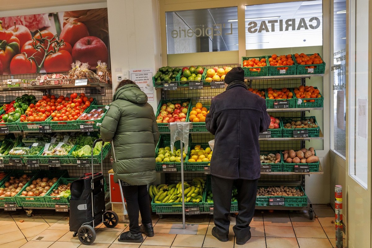 Des personnes dans la precarite font leurs achats dans l'Epicerie Caritas de la rue de Carouge, ce vendredi 10 fevrier 2023 a Geneve. Les epiceries Caritas proposent aux personnes disposant d ...