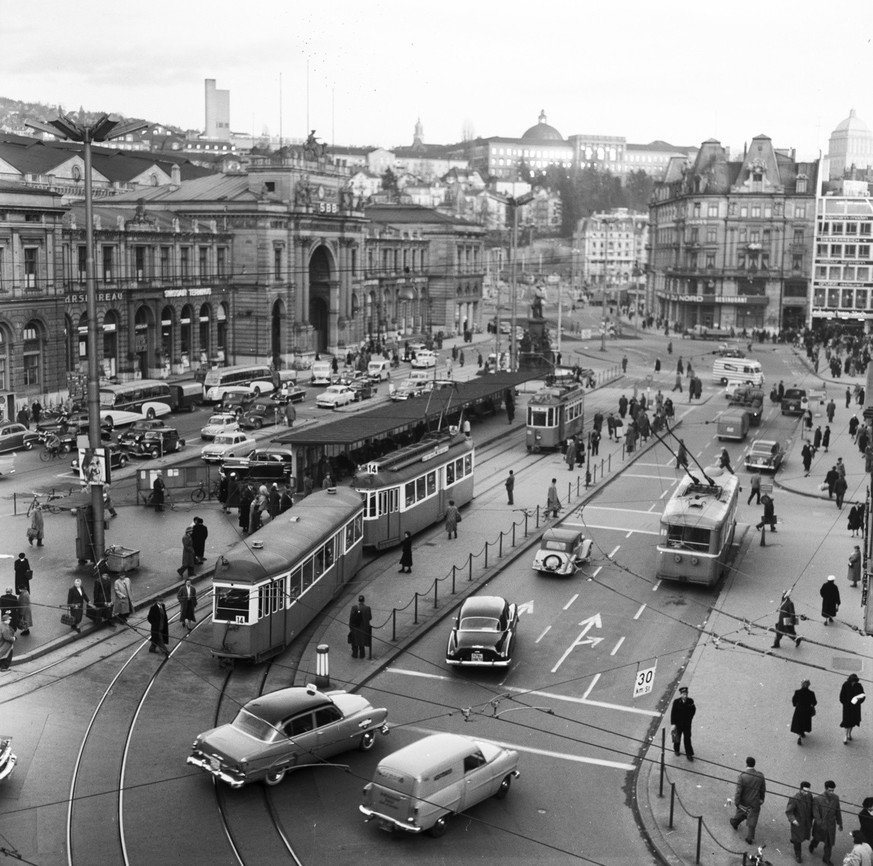Die Tramhaltestelle und Autoverkehr am Bahnhofplatz in Zuerich, aufgenommen im Jahr 1960. (KEYSTONE/PHOTOPRESS-ARCHIV/Str)