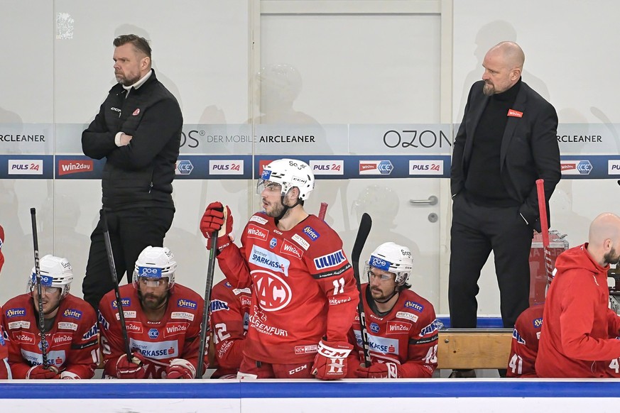 Salzburg, Österreich 28. März 2023: ICE Playoffs - 2022/2023 - 1/2 Finale- SP. 3 EC Red Bull Salzburg vs. EC - KAC Im Bild: frustrierte Bank des KAC mit Co Trainer Juha Vuori und Coach Petri Matikaine ...