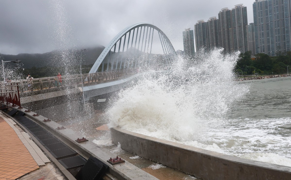 epa12401200 Waves crash ashore during Typhoon Ragasa, signal 10, in Hong Kong, China, 24 September 2025. EPA/MAY JAMES