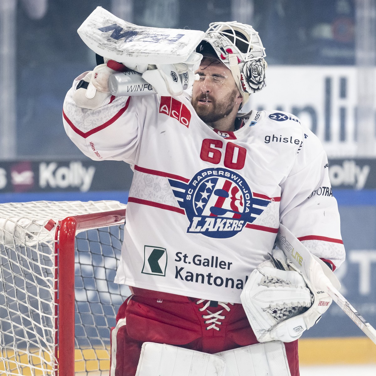 Torhueter Melvin Nyffeler (SCRJ) kuehlt sich mit Wasser ab, im funften Playoff-Viertelfinalspiel der National League zwischen dem HC Fribourg Gotteron und SC Rapperswil-Jona Lakers, am Samstag, 28. Ma ...