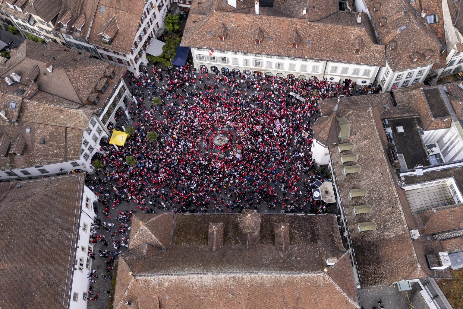FC Thun Fans feiern zusammen mit der Mannschaft, die auf dem den Brunnen steht, den soeben gesichterten Meistertitel, am Sonntag, 3. Mai 2026 auf dem Rathausplatz in Thun. Da der FC St. Gallen verlor, ...