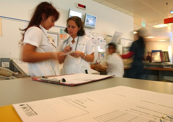 Des infirmieres discutent le cas d&#039;un patient dans le hall d&#039;admissions et d&#039;accueil du centre des urgences de l&#039;Hopital Universitaire de Geneve (HUG), ce jeudi 26 septembre 2002.  ...