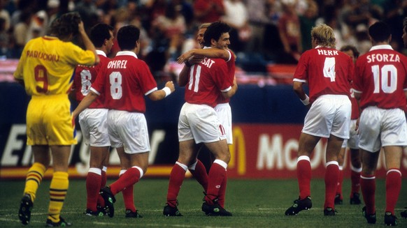 Bildnummer: 05794843 Datum: 22.06.1994 Copyright: imago/WEREK
Torjubel Schweiz, v. re.: Ciriaco Sforza, Dominique Herr, Alain Sutter (hi.), Stephane Chapuisat, Christophe Ohrel, Georges Bregy; Vdia, q ...