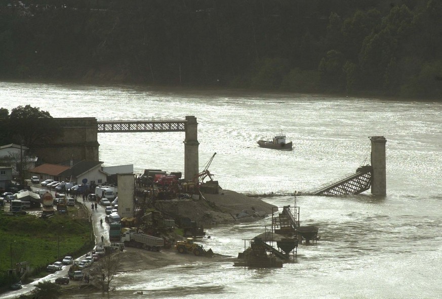 A boat with an underwater sonar searches for bodies along the 19th century bridge in Entre Os Rios, northern Portugal, Tuesday March 6, 2001. Rescue officials on Tuesday were still trying to recover t ...