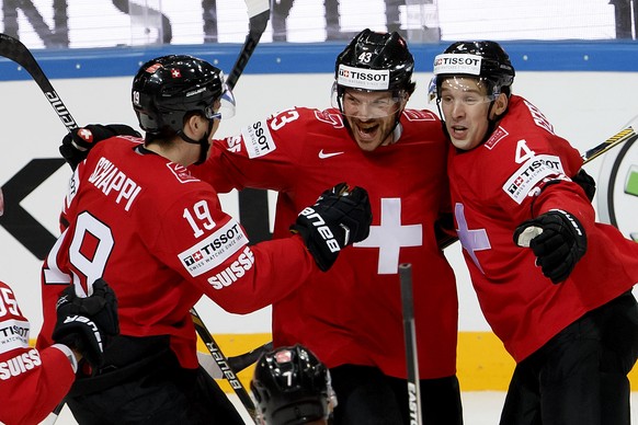 Switzerland's Morris Trachsler, centre, celebrate his goal whit teammates Reto Schaeppi, left, and Switzerland's Patrick Geering, right, after scored the 1:1, during the IIHF 2015 World Championship preliminary round game Switzerland vs Canada, at the O2 Arena, in Prague, Czech Republic, Sunday, May 10, 2015. (KEYSTONE/Salvatore Di Nolfi)