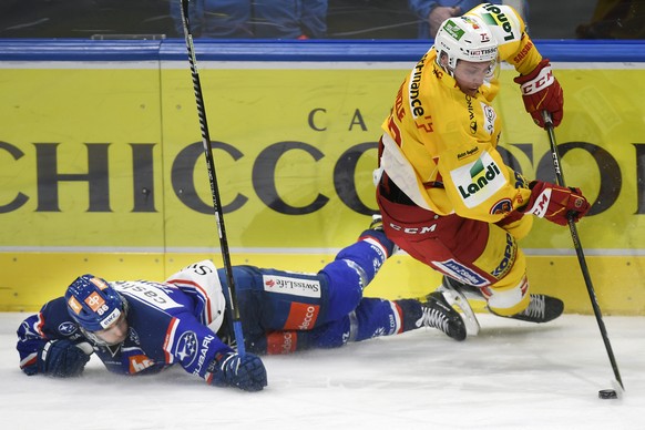 Der Zuercher Dario Trutmann, links, gegen den Bieler Mike Kuenzle, rechts ,beim Eishockeyspiel der National League ZSC Lions gegen den EHC Biel im Hallenstadion in Zuerich am Mittwoch, 30. Dezember 20 ...