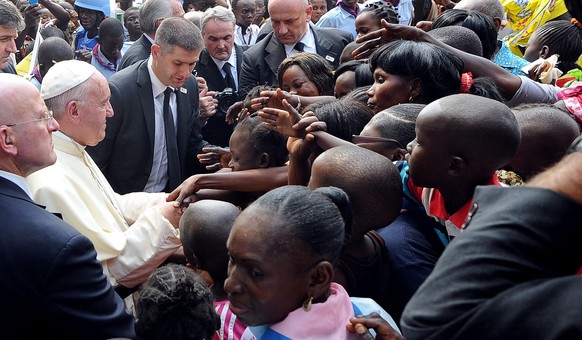 Ein Papst ohne Berührungsängste: Hier besucht das Oberhaupt der katholischen Kirche die zentralfrikanische Hauptstadt Bangui.&nbsp;<br data-editable="remove">