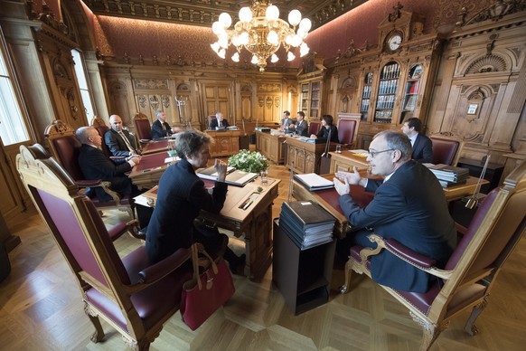 Bundesraetin Simonetta Sommaruga, links, spricht mit Bundesrat Guy Parmelin, rechts, an der Seite von Bundesrat Ueli Maurer, Bundesrat Alain Berset, Bundesrat Didier Burkhalter, Bundesrat Johann Schne ...