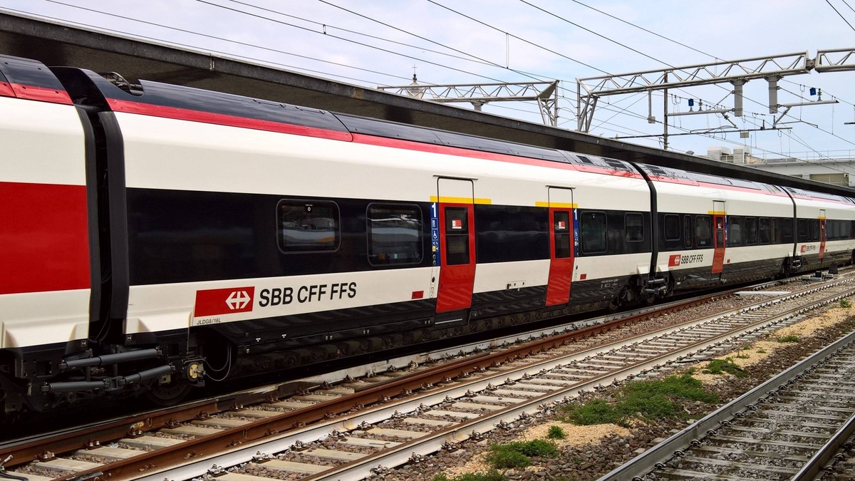 Die Schweizerische Bundesbahnen AG, kurz SBB, franzoesisch Chemins de fer federaux suisses CFF, italienisch Ferrovie federali svizzere FFS, raetoromanisch Viafiers federalas svizras VFF, englisch Swis ...