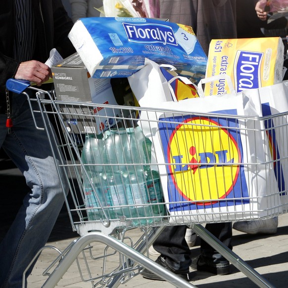 ARCHIV - ZUR ERHOEHUNG DER LOHNSUMME DES DISCOUNTERS LIDL STELLEN WIR IHNEN DIESES ARCHIVBILD ZUR VERFUEGUNG - Ein voller Einkaufswagen steht am Donnerstag, 19. Maerz 2009, am Eroeffnungstag in der ne ...