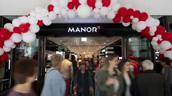 Die Leuten besuchen den neuen Manor Store waehrend der offiziellen Eroeffnung, am Donnerstag, 25. April 2019 in Bern. (KEYSTONE/Anthony Anex)