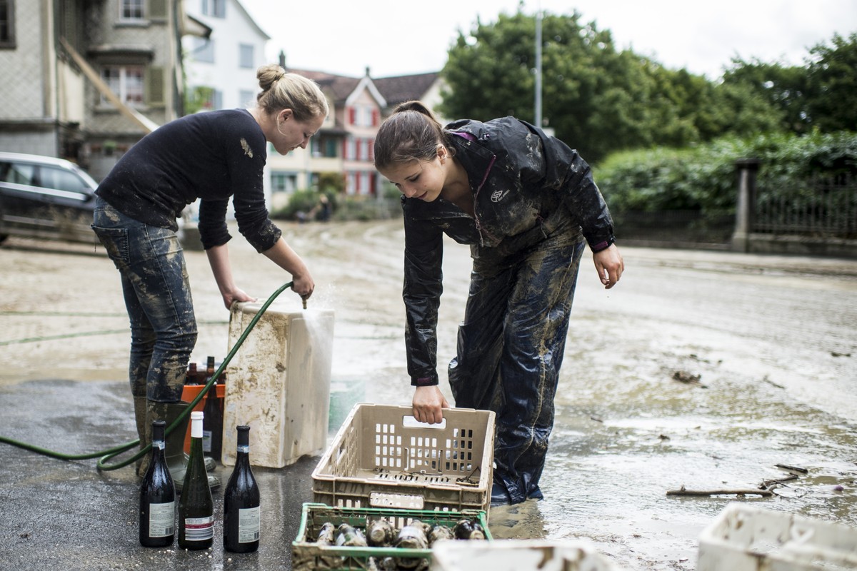 Zwei Frauen helfen bei den Aufraeumarbeiten der Ueberschwemmung der letzten Nacht, aufgenommen am Dienstag, 29. Juli 2014 im st. gallischen Altstaetten. Das viele Nass setzte in der ganzen Schweiz zah ...
