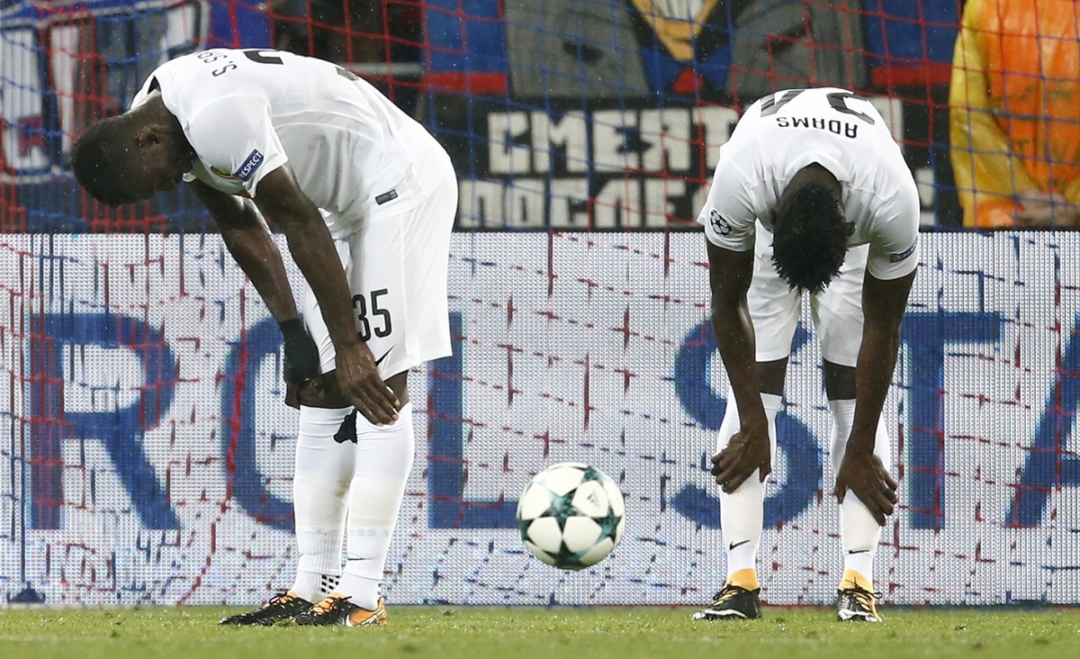 epa06158711 Bern's Sekou Sanogo (L) and Kasim Nuhu, react after conceding a goal during the UEFA Champions League play off second leg match between CSKA Moscow and BSC Young Boys at the VEB Arena ...