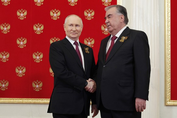 Russia: Russian President Putin receives guests ahead of Victory Day parade in Moscow RUSSIA, MOSCOW - MAY 9, 2023: Russian President Vladimir Putin L and his Tajik counterpart Emomali Rahmon shake...