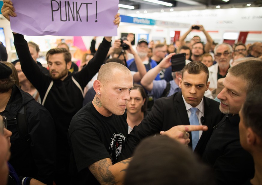 Demonstranten rangeln am 14.10.2017 auf der Buchmesse in Frankfurt am Main (Hessen), bei einer Lesung und Podiumsdiskussion mit Thüringens AfD-Landes- und Fraktionschef Höcke, mit Ordnern. (KEYSTONE/D ...