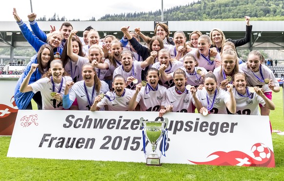 Die Frauen des FC Zuerich feiern den Sieg im Fussball Cupfinal der Frauen zwischen dem FC Neuenkirch und dem FC Zuerich, in der Tissot Arena in Biel, am Montag, 16. Mai 2016. (KEYSTONE/Thomas Hodel)