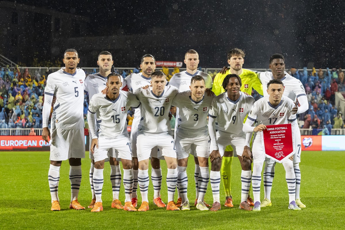epa12534224 The Swiss players stand for the tradition team photo ahead the FIFA 2026 World Cup Group B qualifying soccer match between Kosovo and Switzerland, at the stadium Fadil Vokrri, in Pristina, ...