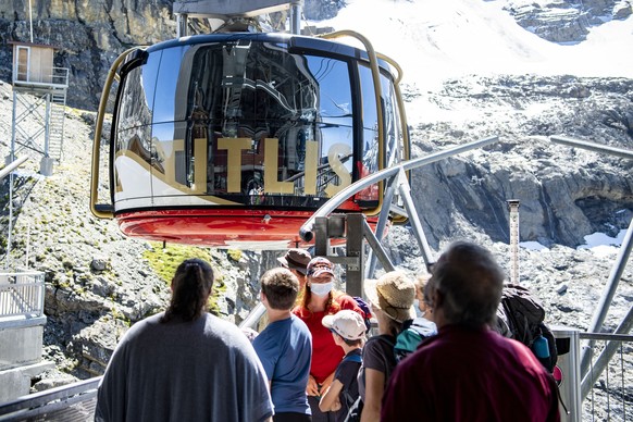 Touristen warten auf die Rotair Titlis Seilbahn fuer die Fahrt zum Titlis anlaesslich einer Reportage ueber den Tourismus in der Region Engelberg und Titlis waehrend der Coronapnademie am Freitag, 7.  ...