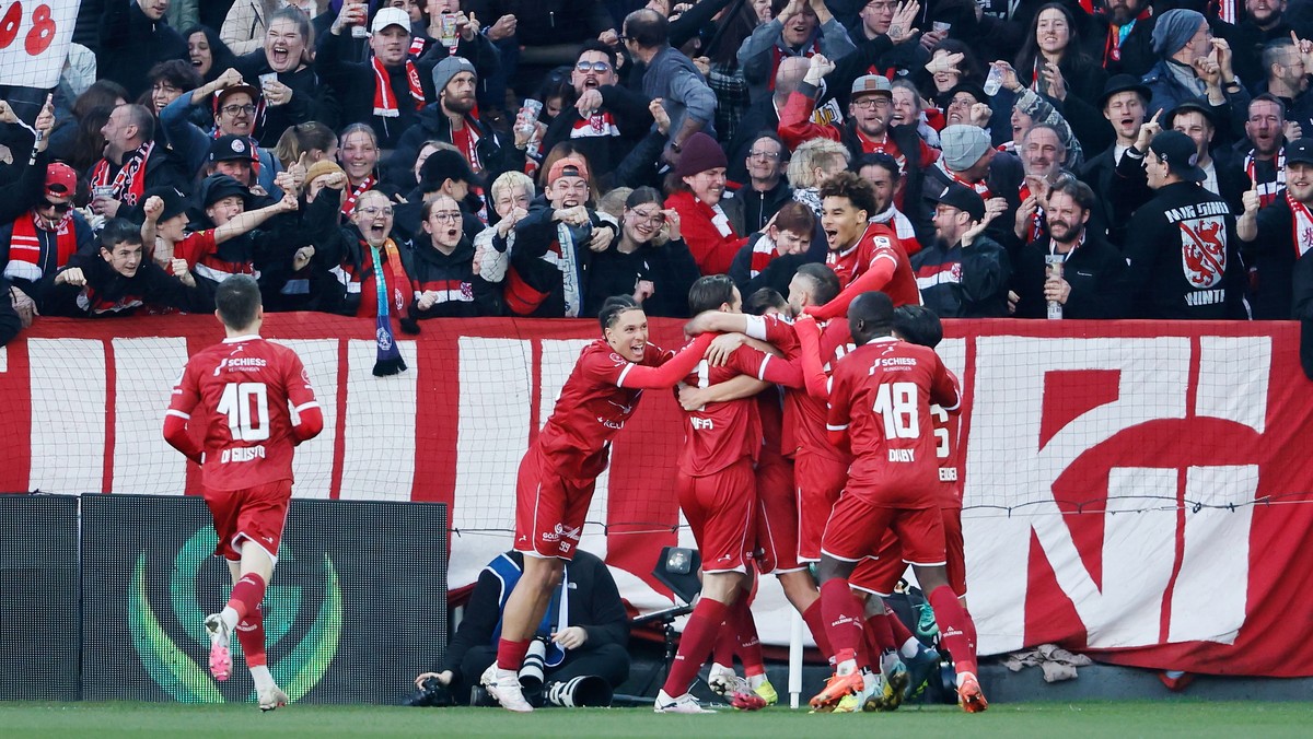 Winterthurs Matteo Di Giusto , links , Nishan Burkart und Boubacar Fofana jubeln nach dem Treffer zum 2:1 im Fussball Meisterschaftsspiel der Super League zwischen dem FC Winterthur und dem Yverdon Sp ...