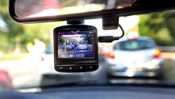 ARCHIV - 06.08.2014, Berlin: Eine sogenannte Dashcam, befestigt an der Windschutzschreibe, filmt den Straßenverkehr aus einem Auto. (zu dpa: «Lässt BGH Dashcam-Aufnahmen vor Gericht als Beweis zu?» vo ...