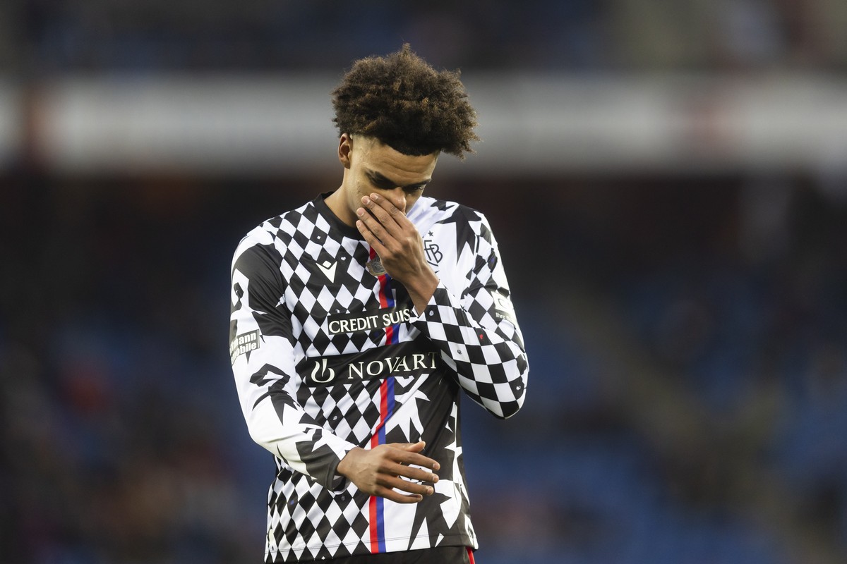 Basels Renato Veiga geht nach der roten Karte vom Platz im Super League Spiel zwischen dem FC Basel 1893 und dem FC St. Gallen, im Stadion St. Jakob-Park in Basel, am Sonntag, 11. Februar 2024. (KEYST ...