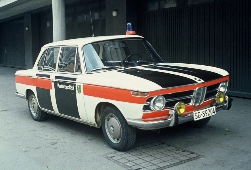 Foto von 1972 mit einem BMW, der sowohl die schwarzen als auch die roten Folien aufweist. Ein Prototyp mit dieser zweifarbigen Folierung. Die bestehenden schwarzen Folien waren einfach mit den roten e ...