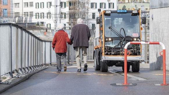 Senioren sind in der Stadt Luzern unterwegs am Freitag, 20. Maerz 2020, waehrend der Coronavirus-Pandemie. (KEYSTONE/Urs Flueeler)