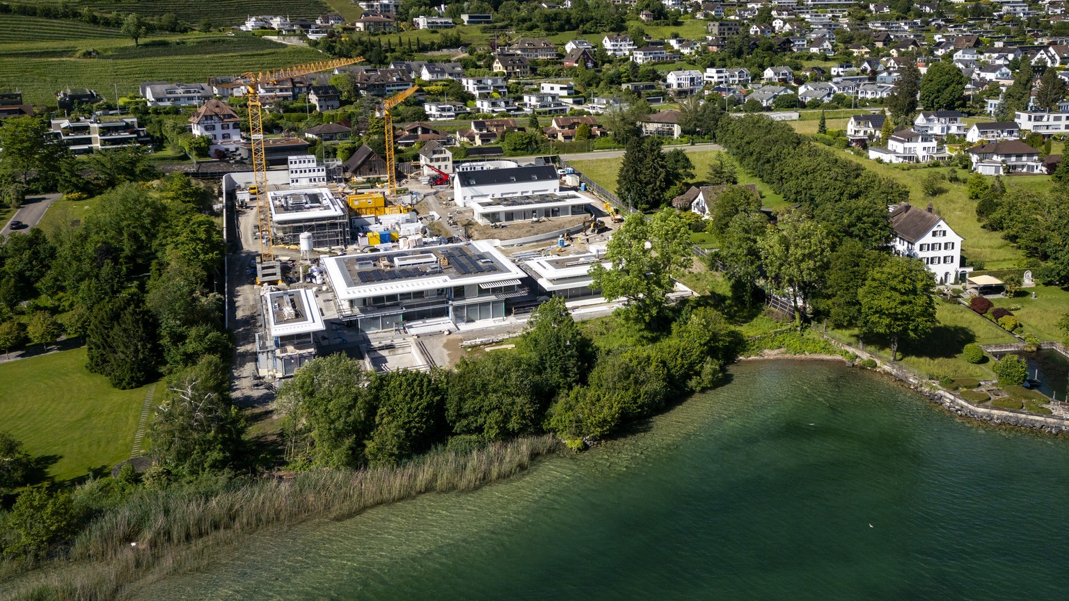 Blick auf die Baustelle des rund 16'000 Quadratmeter grossen Grundstuecks, Mitte, des frueheren Tennisspielers Roger Federer mit dem Baugespann fuer ein Bootshaus, unten rechts, in Kempraten, Rap ...