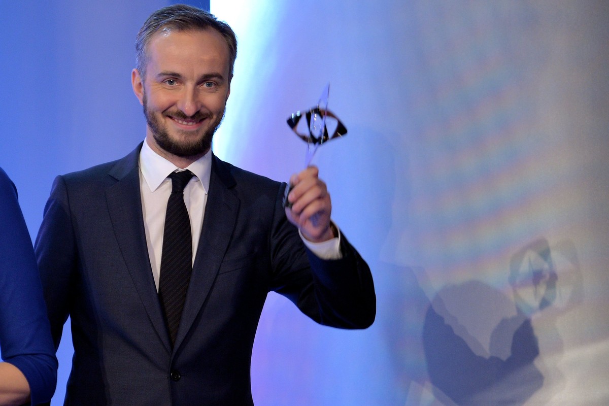 epa05881704 German satirist and television presenter Jan Boehmermann holds his Grimme-Preis award that he received in the category 'Entertainment' for the TV show 'Neo Magazin Royale  ...