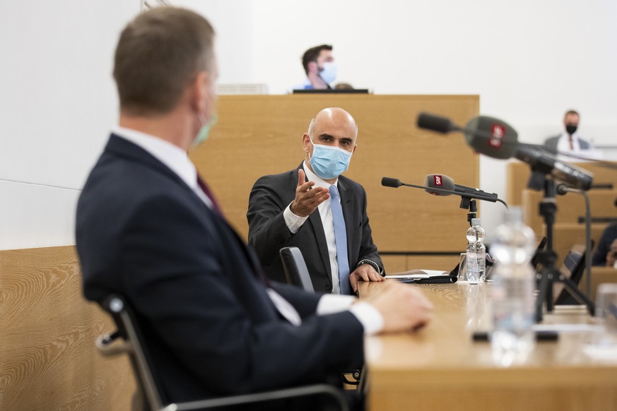 Bundesrat Alain Berset spricht neben Jean-Pierre Gallati, Regierungsrat AG und Vorsteher Departement Gesundheit und Soziales, waehrend einer Medienkonferenz, am Donnerstag, 25. Februar 2021, in Aarau. ...