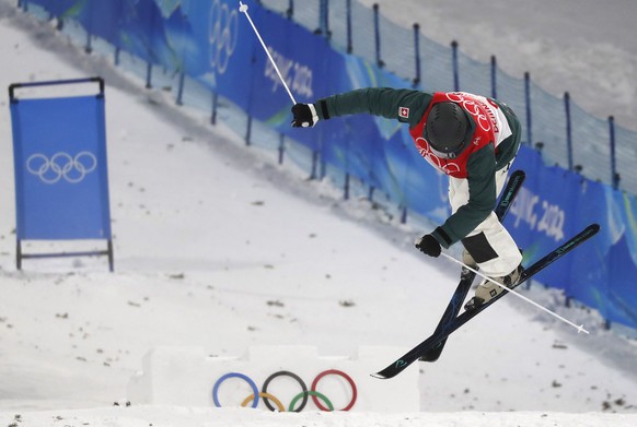 epa09729382 Marco Tade of Switzerland in action during the Men&#039;s Freestyle Skiing Moguls Qualification 2 at the Zhangjiakou Genting Snow Park at the Beijing 2022 Olympic Games, Beijing municipali ...