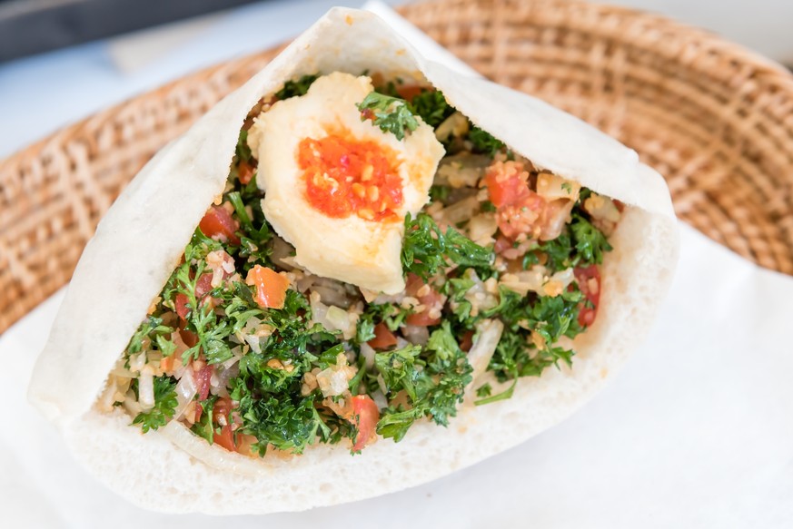 pita tabbouleh vegetarisch essen food shutterstock