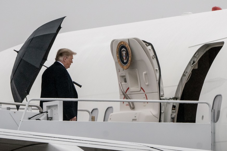 epa07124714 US President Donald J. Trump boards Air Force One at Andrews Air Force Base, in Maryland, USA, 27 October 2018 on his way to Indianapolis, Indiana. Trump spoke to reporters about the fatal ...