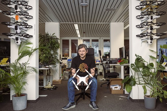 STALLIKON, 03.12.2025 - Alex Pachikov, Co-Gründer von Sunflower Labs mit den Drohen und den sogenannten "Hive", also der "Garage" der Drohne, fotografiert vor dem Bürogebäude der F ...