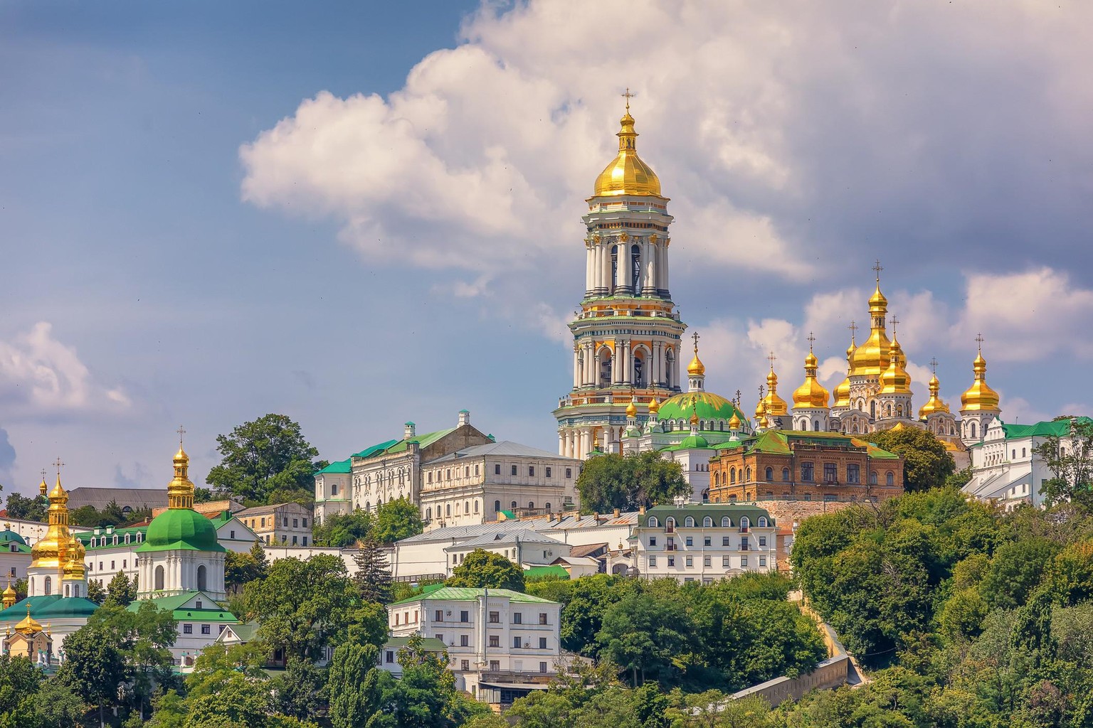 Blick auf Kiew Pechersk Lavra, Große Lavra Belltower und verwandte Klostergebäude, Kiew. Ukraine
View on Kyiv Pechersk Lavra, Great Lavra Belltower and Related Monastic Buildings, Kyiv.

Unesco Ukrain ...