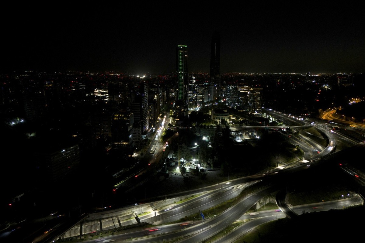 La ville de Santiago plongée dans le noir.
