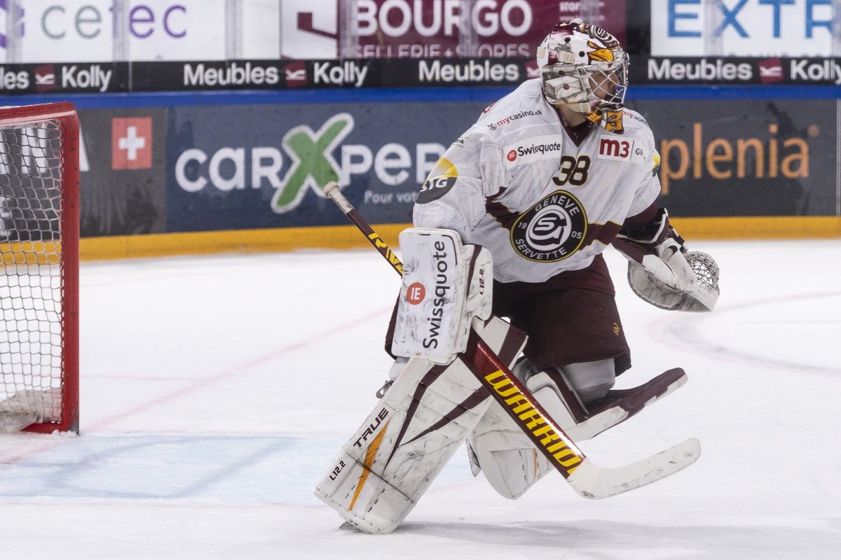 Servettes Torhueter Stephane Charlin verlaesst sein Tor fuer die letzte Spielminute, beim Eishockey Meisterschaftsspiel der National League zwischen dem HC Fribourg Gotteron und dem Geneve-Servette HC ...