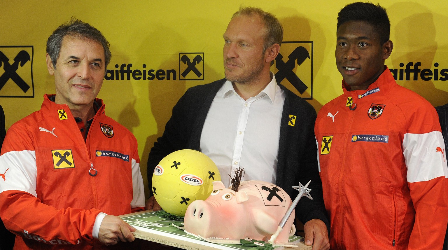 Ex-Skistar Hermann Maier überbrachte Österreichs Teamchef Marcel Koller (links) und Jungstar David Alaba (rechts) vor dem ersten Match gegen Schweden eine Glückssau.