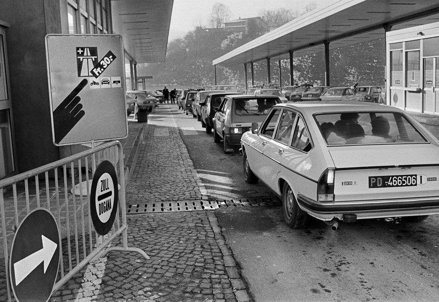 AM 26. FEBRUAR 1984 WIRD IN DER SCHWEIZ DIE AUTOBAHNVIGNETTE EINGEFUEHRT. ZUM 30. JAHRESTAG STELLEN WIR IHNEN FOLGENDES BILD ZU VERFUEGUNG ---- Beim Zoll in Chiasso-Brodega stauen sich am 2. Januar 19 ...