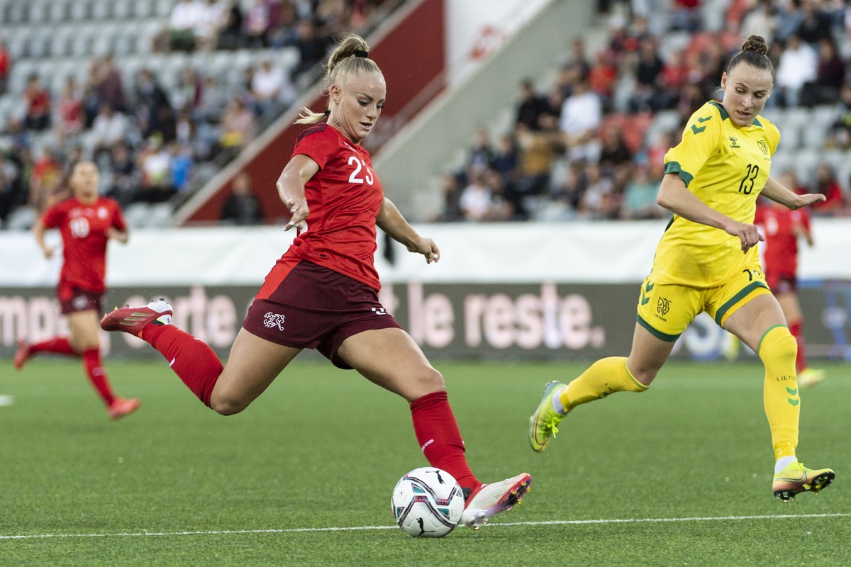 epa09473979 Swiss Alisha Lehmann (L) in action against Lithuania's Vestina Neverdauskaite during the FIFA Women's World Cup 2023 qualifying round group G soccer match between Switzerland and ...