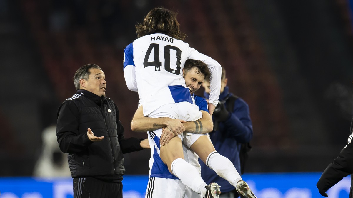 Grasshoppers Hoyao Kawabe, oben, jubelt mit Dominik Schmid nach seinem Tor zum 1:0 im Fussball Meisterschaftsspiel der Super League zwischen dem Grasshopper Club Zuerich und dem FC Basel FCB im Letzig ...