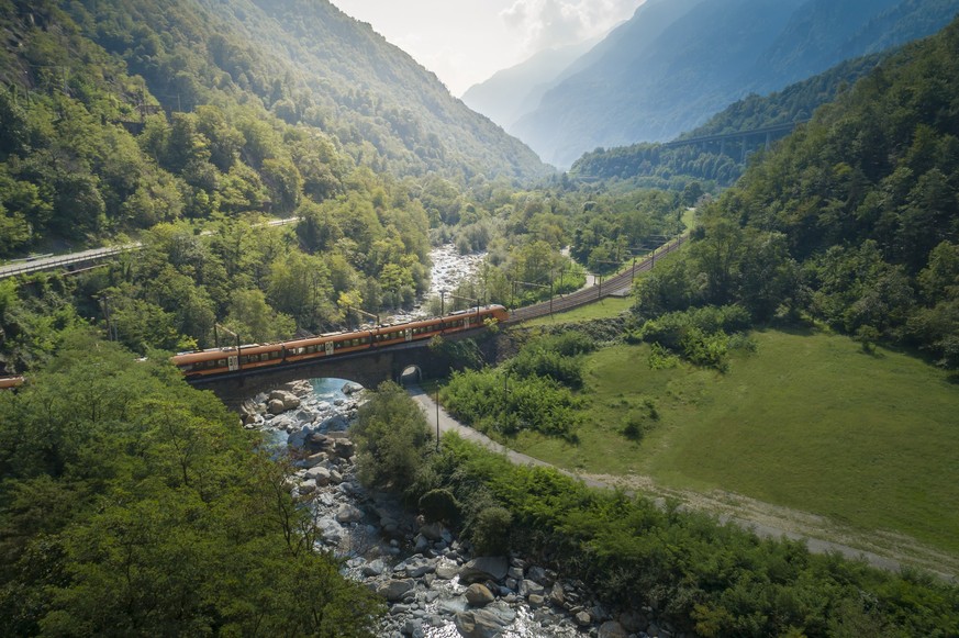 Der Treno Gottardo fährt auf einer der schönsten Zugstrecken der Schweiz. Bei Biaschina führt sie über die Ticino-Brücke.