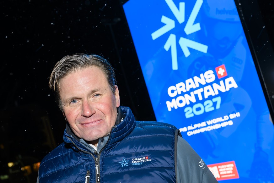 Urs Lehmann, President de Swiss-ski, pose devant le nouveau logo lors de la ceremonie officielle de lancement des championnats du monde de ski alpin 2027 le samedi 25 novembre 2023 a Crans-Montana. (K ...