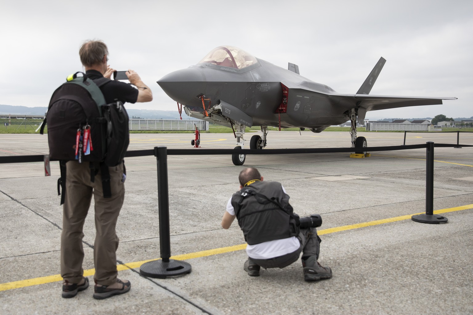 ARCHIVBILD ZUR MELDUNG, DASS DER BUNDESRAT DEM PARLAMENT DEN KAUF VON 36 F-35A KAMPFLUGZEUGEN VORSCHLAEGT, AM MITTWOCH, 30. JUNI 2021 - Photographers take pictures of a Lockheed Martin F-35A fighter j ...