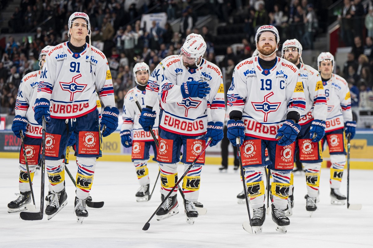 Reto Schaeppi (EHCK), Thomas Gregoire (EHCK) und Steve Kellenberger (EHCK), von links, nach dem fuenften Playoff Viertelfinalspiel der Eishockey National League zwischen den ZSC Lions und dem EHC Klot ...