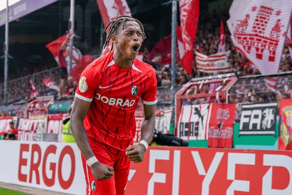 Fussball, Herren: DFB-Pokal 2024 / 2025, 1. Runde - VFL Osnabr�ck vs. SC Freiburg - Bremer Br�cke Osnabrueck: Torjubel zum 0:3 f�r Freiburg durch das Tor von Freiburgs Junior Adamu Osnabr�ck Deutschla ...